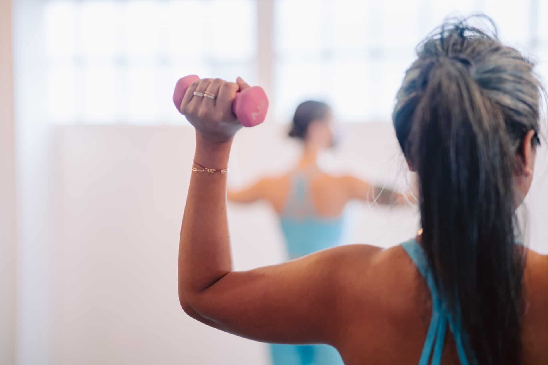 women starting lifting weights